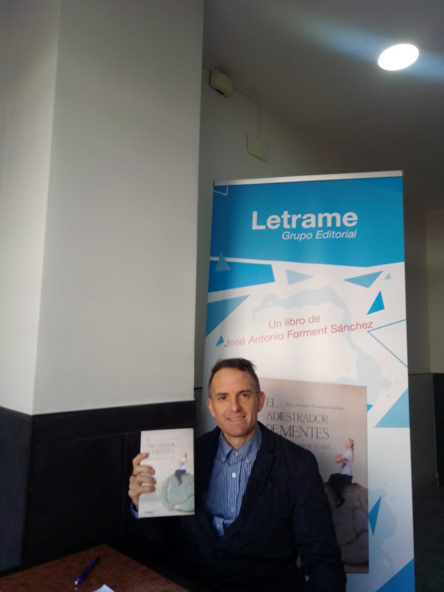 LA CRITICA LITERARIA SE HACE ECO DE LAS BUENAS IMPRESIONES QUE DEJA "EL ADIESTRADOR DE MENTES"